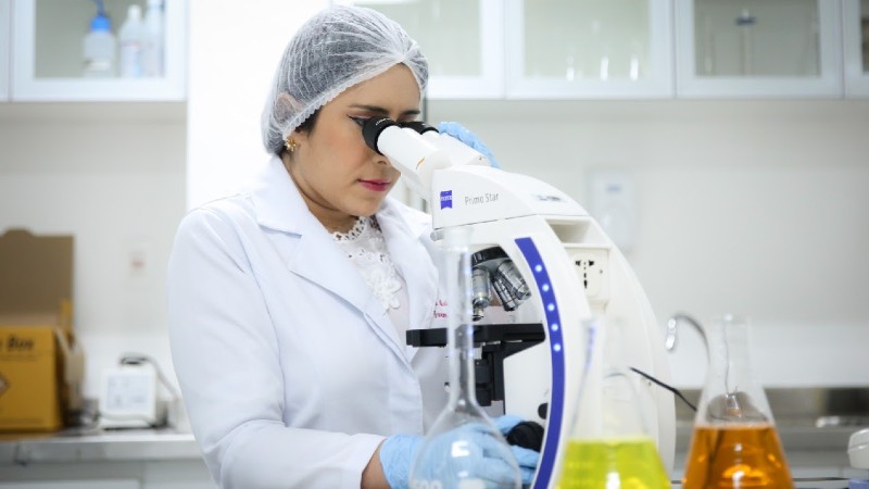 Sacha Aubrey, egressa do curso de Farmácia da Unifor e doutoranda em Biotecnologia pela Rede Nordeste de Biotecnologia (Foto: Ares Soares)