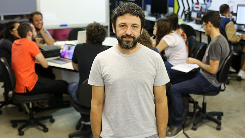 Max Eluard, cineasta e professor do curso de Cinema e Audiovisual da Unifor. Foto: Ares Soares.