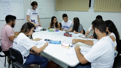 O aluno monitor dá suporte ao processo de aprendizagem dos alunos da disciplina a qual monitora (Foto: Ares Soares/Arquivo anterior à pandemia)
