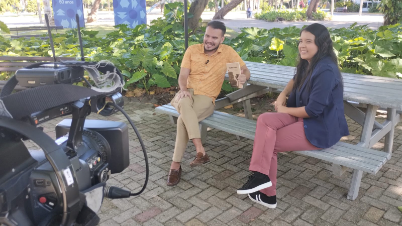 Misaelly Silva, estudante de jornalismo e repórter da TVU, entrevistou Luã Diógenes sobre o lançamento do livro (Foto: Marcelo Falcão)