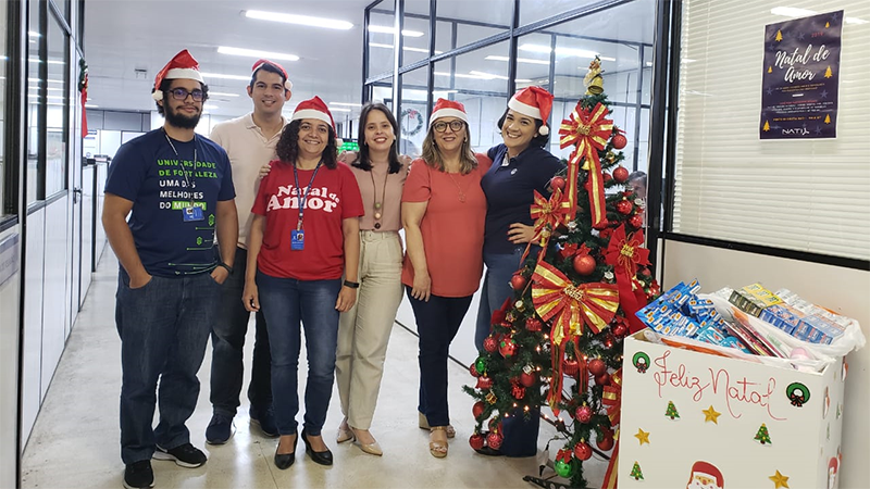 Nas datas escolhidas e principalmente no dia 25 de dezembro, o amor é distribuído em forma de doações, kits, músicas, sorrisos e abraços. Foto: Lorena Silva.