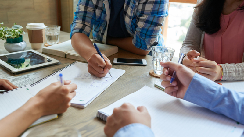Junto com professores, alunos participantes desenvolvem projetos que exploram as respectivas áreas de atuação do centro de ciências (Foto: Getty Images)