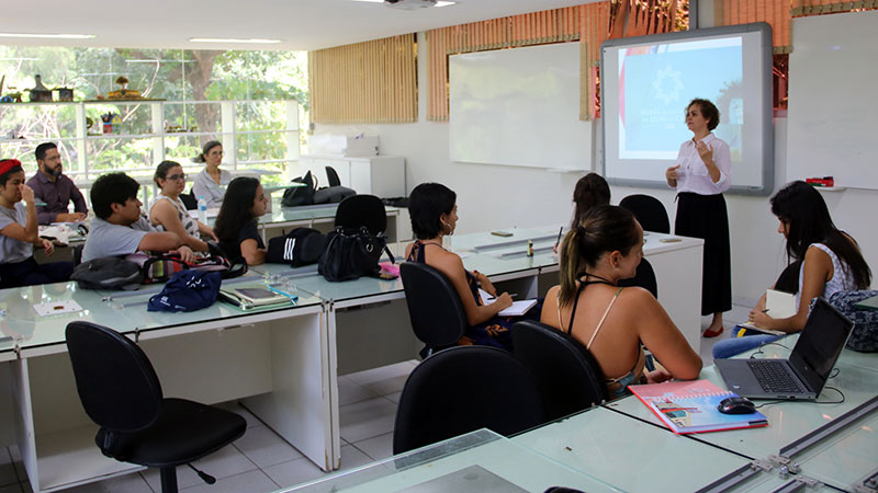 Alunos do curso de Publicidade e Propaganda da Unifor durante oficinal pré-Bienal (Foto: Divulgação)