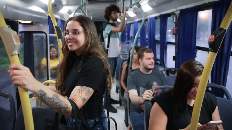 Ônibus coletivos e gratuitos disponibilizados pela Unifor é opção segura para trajeto na Capital cearense (Foto: Lucas Plutarcho)
