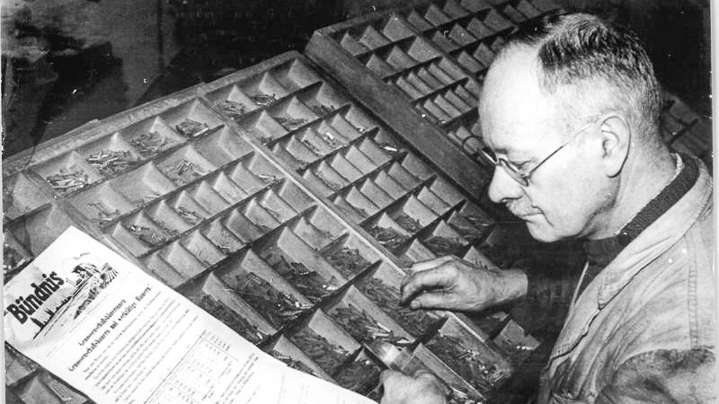 A tipografia teve papel fundamental na montagem de notícias no início do jornalismo impresso. (Foto: Reprodução arquivo Bundesarchiv, 1954)