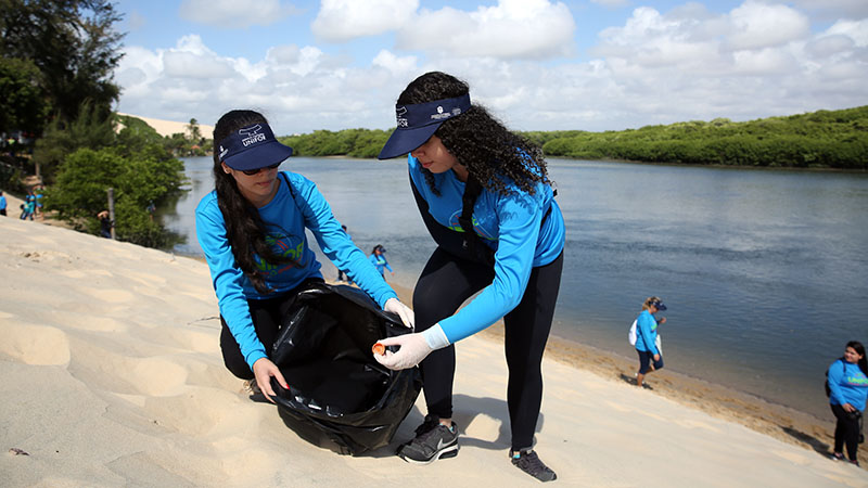 Alunos, professores e colaboradores da Unifor participaram de ação nas praias de Fortaleza coletando resíduos recicláveis (Foto: Ares Soares)