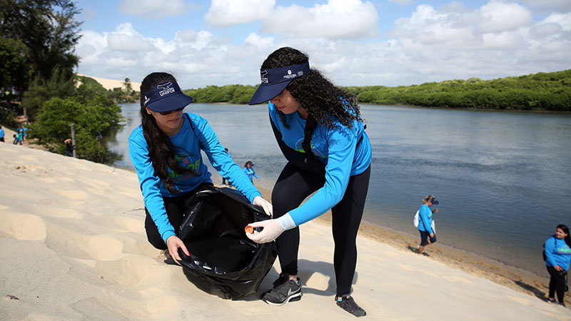 A Gestão Ambiental tem como função principal garantir o uso racional de recursos naturais, de modo a preservar a biodiversidade. Foto do Projeto Praia Limpa, Praia Linda, da Fundação Edson Queiroz. (Crédito: Ares Soares)