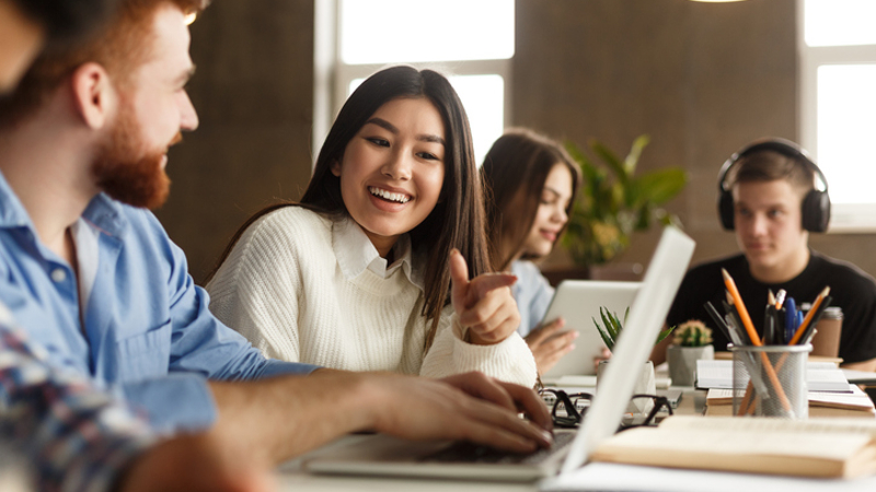 Além de auxiliar os estudantes no entendimento e aprendizagem dos conteúdos acadêmicos, o programa também estimula o desenvolvimento de habilidades socioemocionais (Foto: Getty Images)