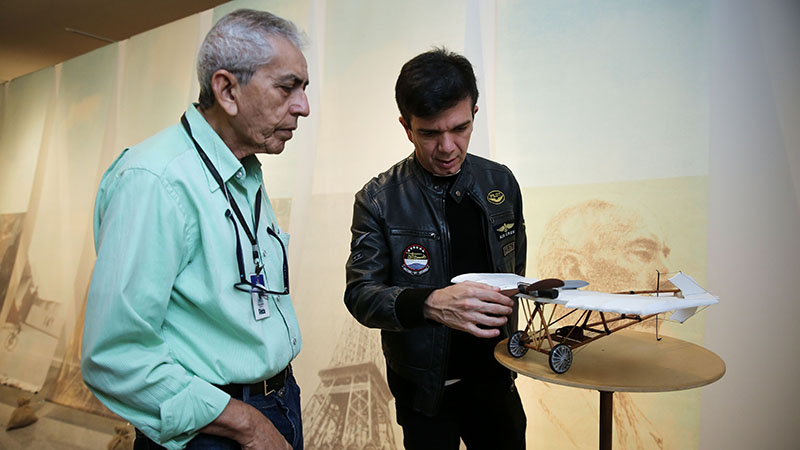 Em seu primeiro dia de visitação, a exposição recebeu dois apaixonados pela aviação, o sanfoneiro Waldonys e o jornalista Tom Barros (Foto: Ares Soares)
