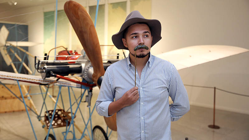 Entrando no espaço expositivo, o público encontra documentos, objetos e imagens conservadas por ele próprio e herdadas por membros de sua família (Foto: Ares Soares)