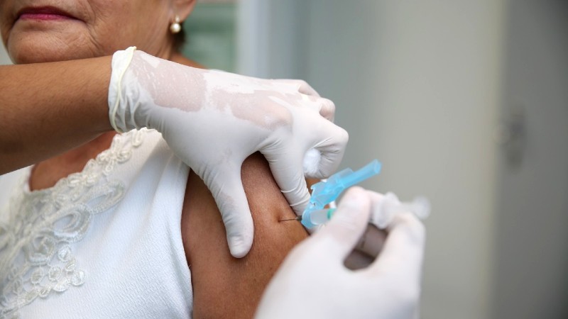 O profissional farmacêutico participa de várias etapas na cadeia produtiva de uma vacina, desde a seu desenvolvimento até sua aplicação. (Foto: Ares Soares)