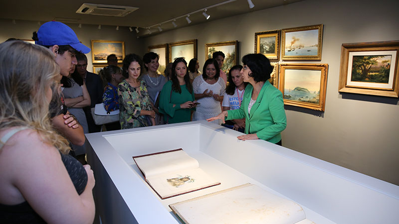 Denise Mattar, curadora da exposição, conduzindo uma visita guiada. Foto: Ares Soares.