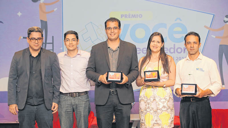 Na foto, o idealizador do prêmio Rogério Barros ao lado de Erick Picanço, diretor comercial do Sistema Verdes Mares, na entrega aos três homenageados. Foto: Thiago Gadelha.