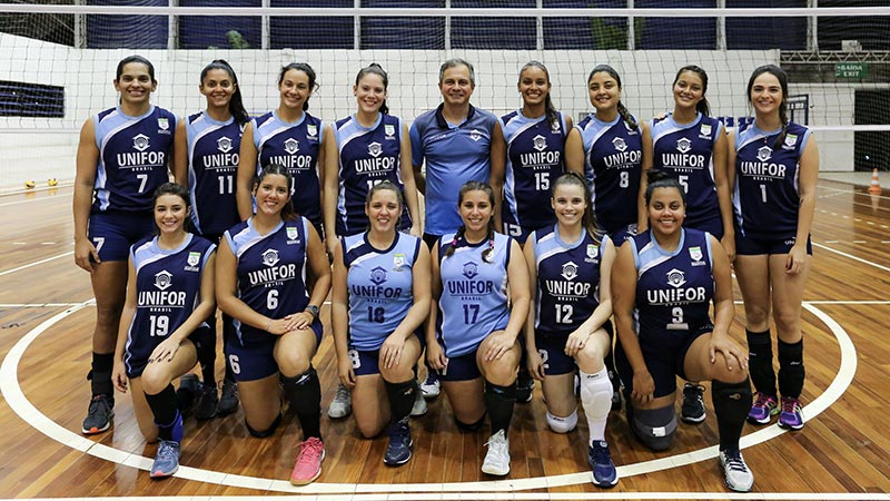 Seleção de voleibol feminino da Universidade de Fortaleza e o técnico e professor Luiz Marcelo (Foto: Ares Soares)