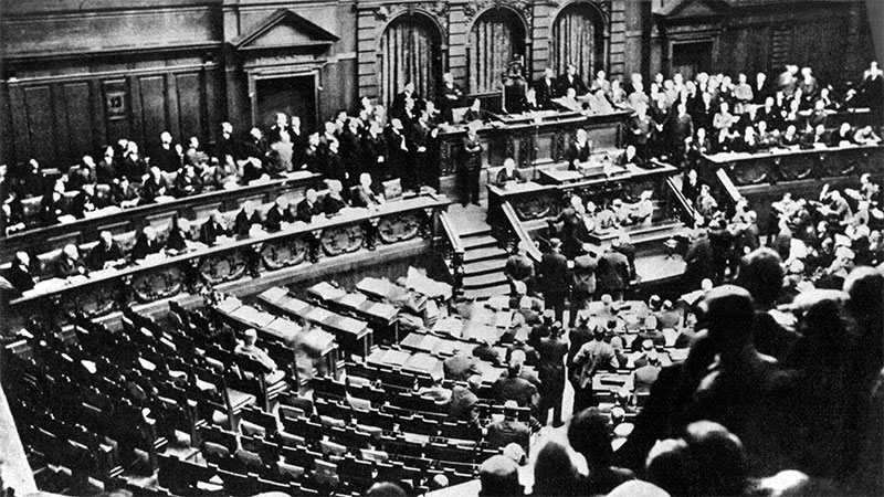 Discurso do Chanceler Heinrich Brüning no Reichstag (parlamento alemão) em 13 de outubro de 1931. As cadeiras vazias representam os partidos da oposição que já haviam deixado o plenário (Foto: Reprodução)