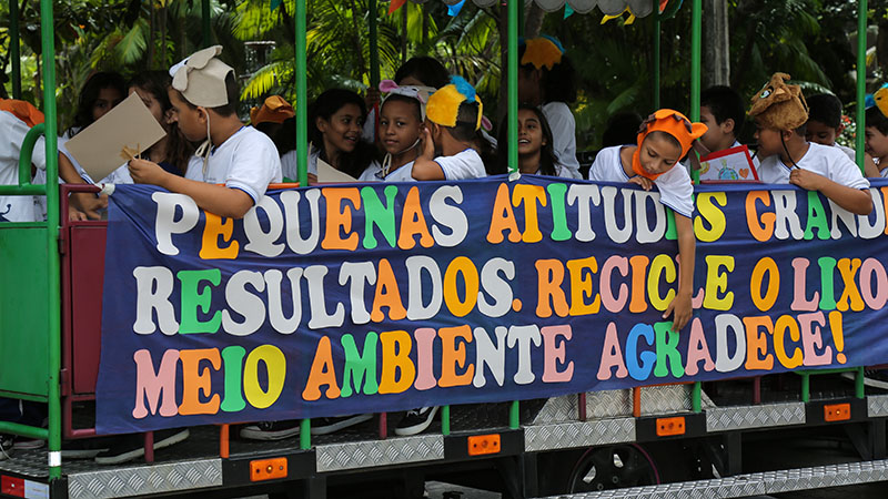 Alunos da Escola de Aplicação Yolanda Queiroz em ação de conscientização durante a Semana do Meio Ambiente da Unifor (Foto: Ares Soares)