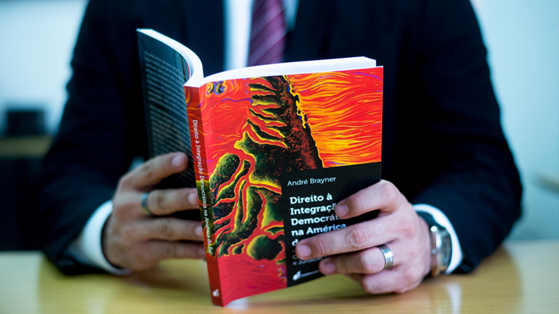 livro “Direito à Integração Democrática na América do Sul”, de André Brayner. Foto: Luiz Alves