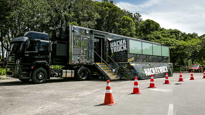 O laboratório móvel do Hackatruck visa capacitar estudantes de nível superior em desenvolvimento iOS para aplicativos móveis com aplicação em Internet das Coisas (IoT) (Foto: Ares Soares)