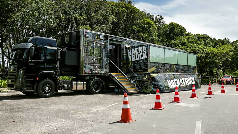 O laboratório móvel do Hackatruck visa capacitar estudantes de nível superior em desenvolvimento iOS para aplicativos móveis com aplicação em Internet das Coisas (IoT) (Foto: Ares Soares)