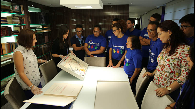 Visita à Biblioteca Acervos Especiais faz parte da programação (Foto: Ares Soares/Unifor)