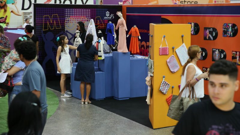 Estande do curso de Design de Moda da Unifor na última edição do Bazar La Boutique. (Fotos: Ares Soares).