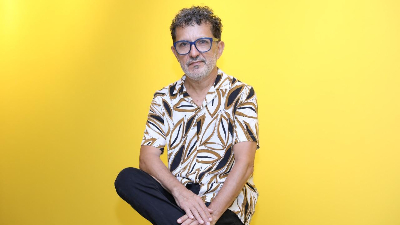 Na exposição, o artista Mario Sanders traz, pela primeira vez, bordados (Foto: Ares Soares)