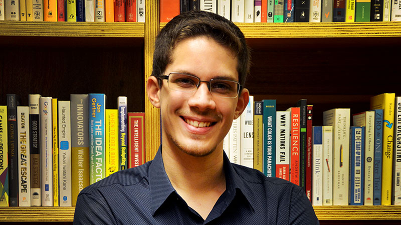 Mateus Rodrigues Lins é aluno de Direito da Unifor e autor do livro de fantasia