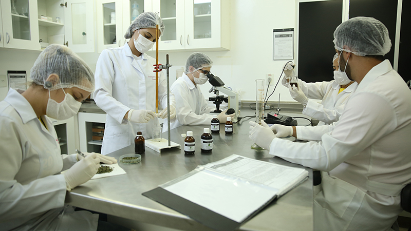 Na graduação em Farmácia da Unifor, você tem à disposição mais de 35 laboratórios de última geração onde são desenvolvidas atividades práticas, de pesquisa e estágio curricular (Foto: Ares Soares)