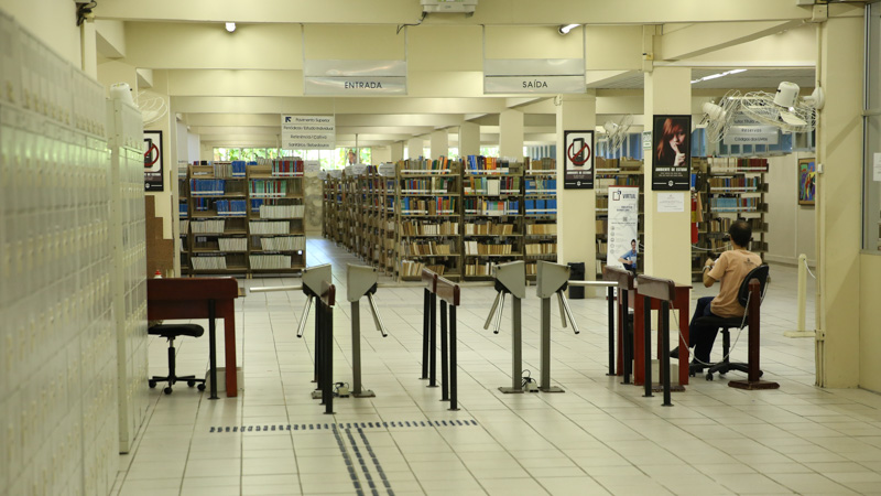A Biblioteca Central da Unifor atenderá em horário reduzido durante o mês de julho (Foto: Ares Soares)