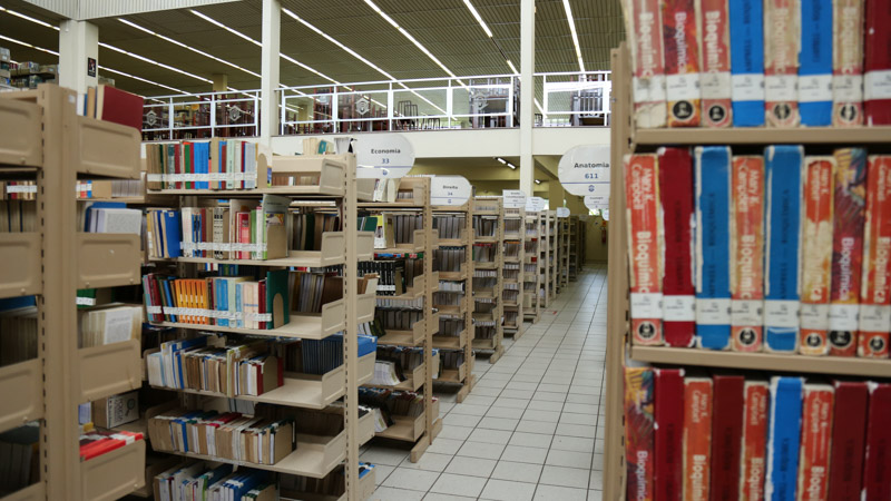 O acervo da Biblioteca da Unifor é composto por mais de 102 mil títulos, em um total de mais de 297 mil documentos/obras nas áreas de ciências jurídicas, tecnológicas, da saúde, da comunicação e gestão. (Foto: Ares Soares)