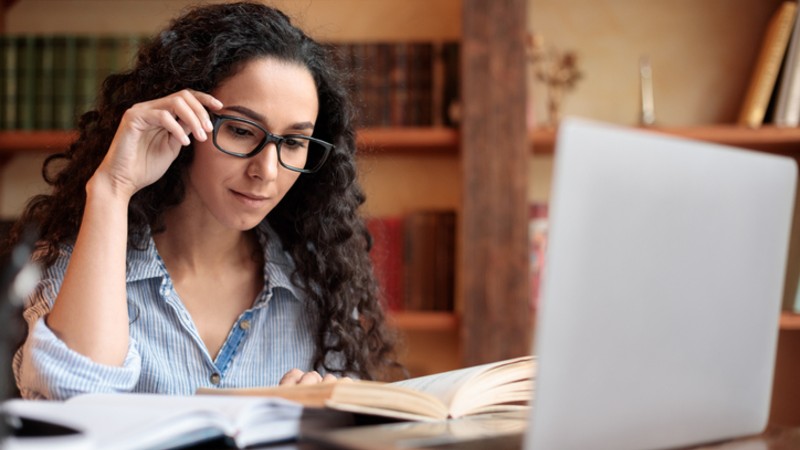 Os interessados devem possuir, no mínimo, título de mestre e precisam comprovar experiência (Foto: Getty Images) na elaboração de material educacional, preferencialmente para EAD.