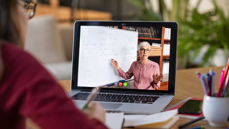 A Unifor viabiliza que alunos possam cursar parte das disciplinas em EAD e outras presencialmente (Foto: Getty Images)