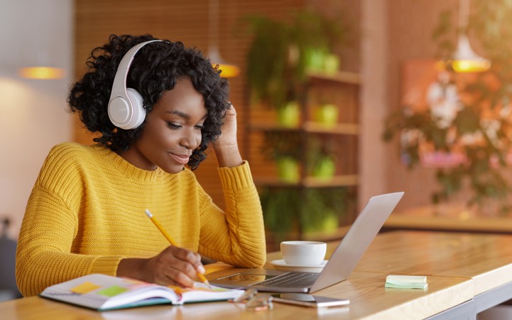 O processo seletivo conta com cotas raciais para negros e negras (20%) e para pessoas com deficiência (10%).para (Foto: Getty Images/Prostock)