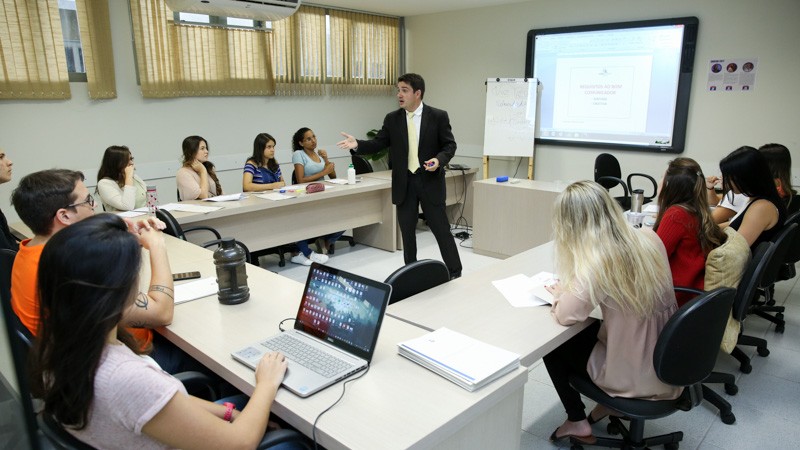 Egressos contam como suas jornadas acadêmicas os auxiliaram no êxito profissional. Imagem feita antes da pandemia. (Crédito: Ares Soares)