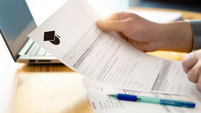 Após a contratação inicial do financiamento, semestralmente o aluno precisa renovar o contrato com a Caixa Econômica Federal por meio de aditamentos (Imagem: Getty Images)