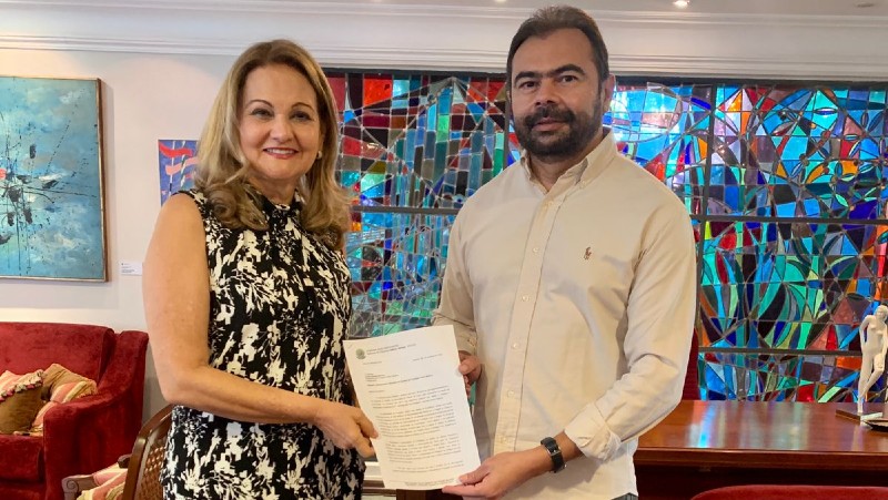 A presidente da Fundação Edson Queiroz, Lenise Queiroz Rocha, recebeu o deputado e egresso da Unifor, Idilvan Alencar (Foto: Divulgação)