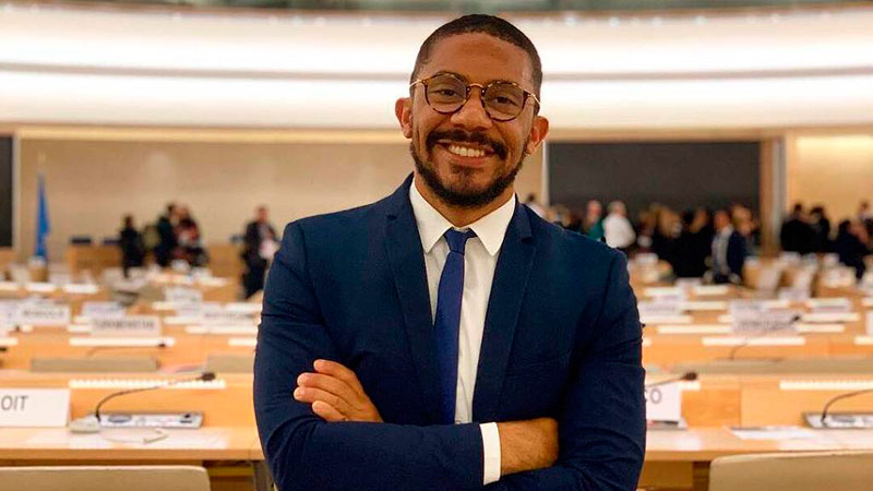 Thiago Amparo se apresenta virtualmente às 19h para falar sobre inclusão (Foto: Divulgação)