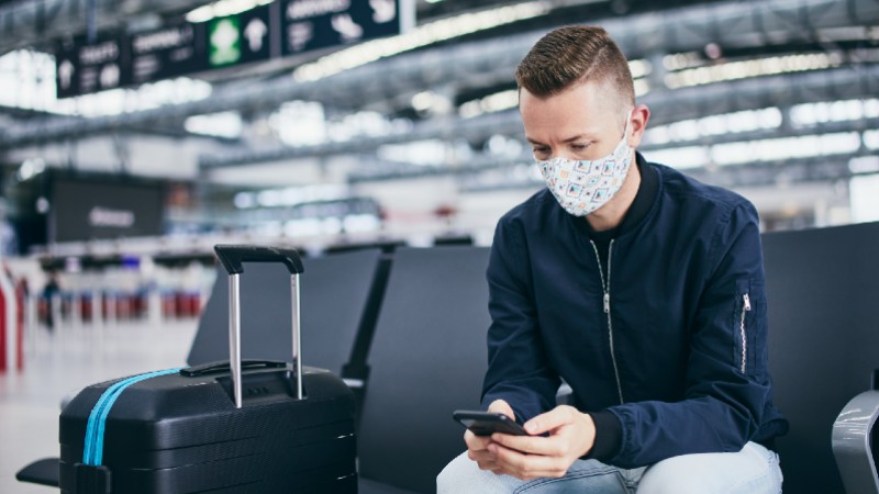Principal sugestão, caso se decida viajar durante as festividades, é obedecer aos protocolos de segurança e pesquisar índices de contaminação no local e destino. (Foto: Getty Images)