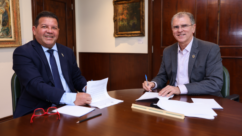 O presidente do TRE-CE e o reitor da Unifor assinaram edital para a selecionar estagiários para atuarem no novo núcleo de prática jurídica voltado para o direito eleitoral (Foto: Ares Soares)