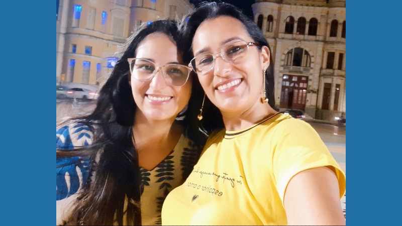 “Com essa fase difícil, nos tornamos ainda mais próximas”, Yasmin [à esquerda] sobre ter cuidado de sua mãe Angélica Tabosa. (Foto: Acervo pessoal)