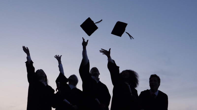 Na edição #63, alunos compartilham trajetória pessoal e acadêmica até o diploma. (Foto: Getty Images)