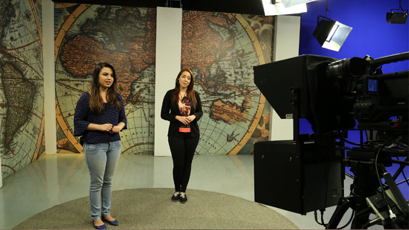 Estúdio de TV da Unifor. O coordenador do curso de Jornalismo, Wagner Borges destaca os diferenciais de oferecer essa oportunidade aos graduandos (Foto: Ares Soares)