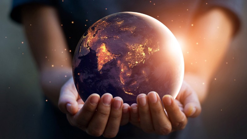 Os impactos da pandemia de Covid-19 geram inúmeras adaptações sociais, políticas e econômicas no mundo inteiro (Foto: Shutterstock)