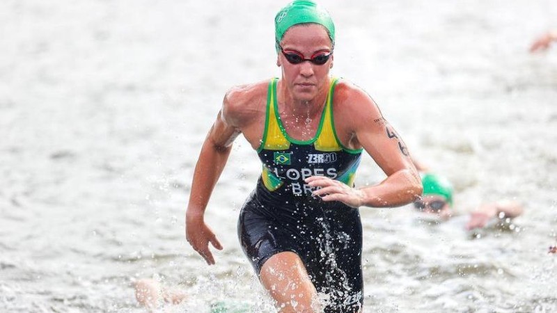 Vittória Lopes concluiu as três etapas da modalidade (natação, ciclismo e corrida) e terminou na vigésima oitava colocação (Foto: Wagner Araújo/ World Triathlon)
