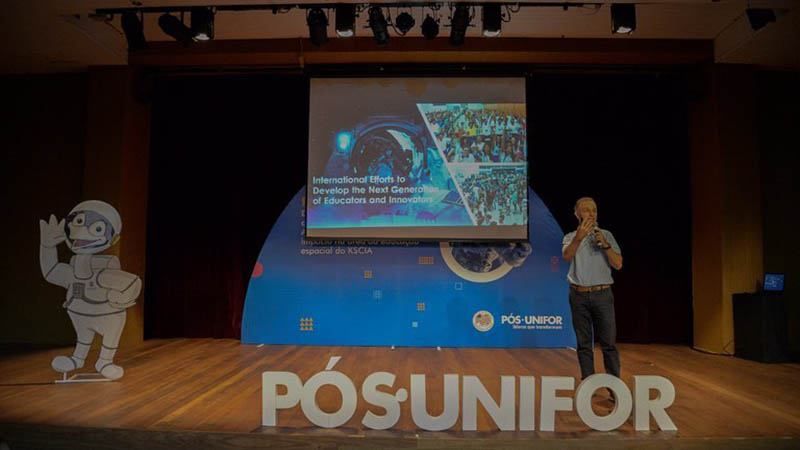 Com o teatro lotado, Michaelis trouxe ao público presente uma vasta troca de experiência sobre como o futuro é tecnológico e como isso tem se confirmado a cada dia. Foto: Clara de Carvalho.