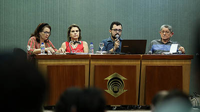 Durante a palestra, abordou a relação com o sertão a partir de escritos e dividiu com os participantes vivências da arte. Foto: Ares Soares.