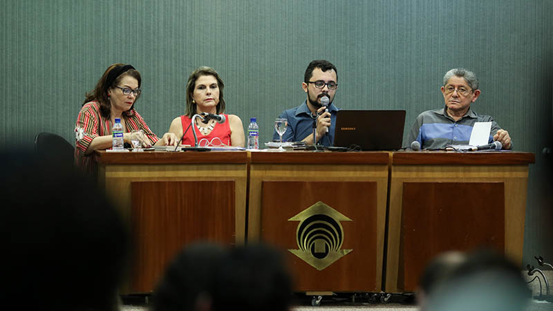 Durante a palestra, abordou a relação com o sertão a partir de escritos e dividiu com os participantes vivências da arte. Foto: Ares Soares.