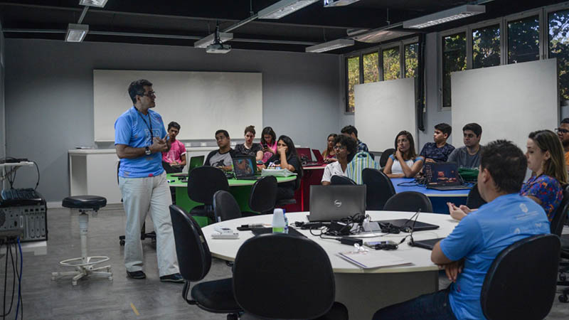 Na ocasião, foram dadas orientações de como os usuários podem fazer para preservar a segurança das suas informações pessoais e não correrem o risco de serem vítimas de golpes e cyberbulling na internet. Foto: Matheus Castro.