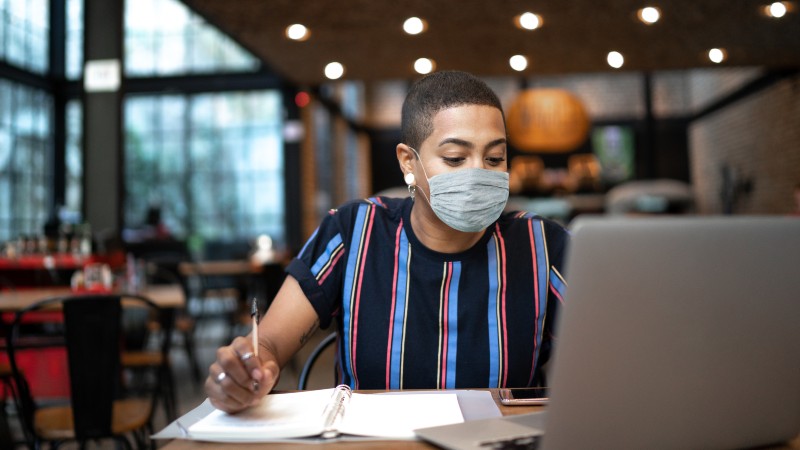 Os estudantes da EAD Unifor têm a disponibilidade de tecnologias educacionais de última geração para acessar conteúdos planejados e desenvolvidos por equipes multidisciplinares (Foto: Getty Images)