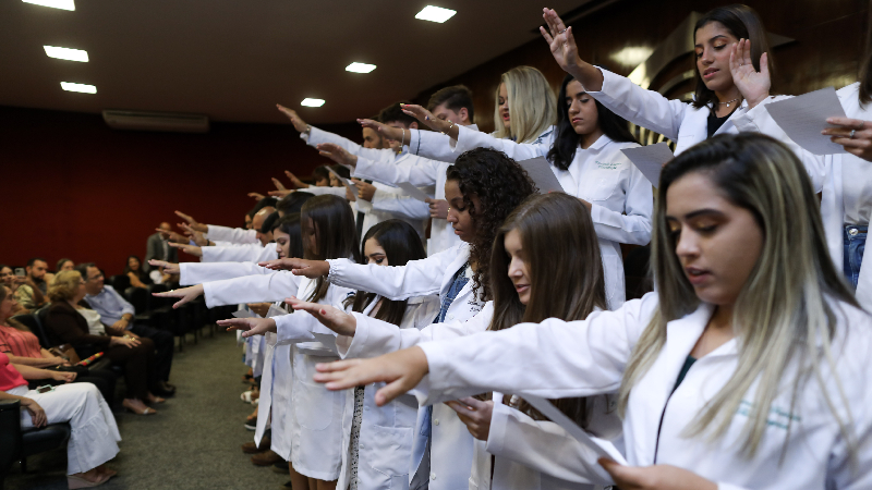 Além de receber o jaleco, os discentes também fazem o juramento de honra, assumindo a responsabilidade com os futuros pacientes (Foto: Ares Soares)